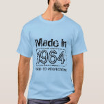 Vintag 1964 Volljährig bis Vollkommenheit Geburtst T-Shirt<br><div class="desc">Vintag 1964 Alter bis zur Perfektion zum Shirt für Geburtstage. Personalisierbares Alter Jahr. Passen Sie den Text an,  um ihn zu einem perfekten Geschenk zu machen. Geschenkidee für Männer: Bruder,  Ehemann,  Onkel,  Großvater etc. Coole bedrückte Look Design. Niedliche Geschenkidee für über die Hügel Menschen.</div>