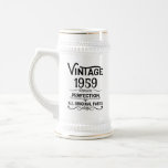 Vintag 65. Geburtstag schwarz-weiß Bierglas<br><div class="desc">Mit dieser limitierten Auflage,  Premium-Qualität und originellem,  elegantem,  Retro- und Vintag aussehendem Geburtstagsdesign mit einem coolen Typografie-Schriftart können Sie etwas Originalität hinzufügen. Das ist eine tolle Geschenkidee für Männer,  Frauen,  Ehemänner,  Ehefrauen,  Freundinnen und Freunde,  die dieses einmalige Kunstwerk Liebe geben werden.</div>