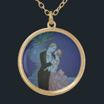 Vintag Art Deco Newlyweds, Oui von George Barbier Vergoldete Kette<br><div class="desc">Vintage Illustration Liebe und Romantik Deko Bild mit einem Mann und einer Frau in formellen Kleiderballsaal tanzen im Mondschein; sie ist in einem eleganten Hochzeitskleid, das einer Blume mit Blütenblättern ähnelt, und er ist in seinem feinsten Tuxedo. Das Paar ist auf einem Balkon mit Blick auf das Meer stehend, mit...</div>