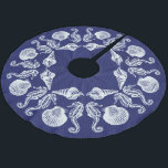 Vintag Beach Hütte Seashells White Blue Polyester Weihnachtsbaumdecke<br><div class="desc">Vervollständigen Sie Ihre Badezimmerszene oder Ihren Strandurlaub mit einem eigenen Baumrock. Das Ocean Theme Design zeichnet sich durch Seepferde und Muscheln aus. Dunkelblau,  halbtonig mit Vintager weißer Muschel und Seepferdmuster.</div>
