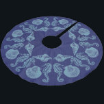 Vintag Beach Seashells Polyester Weihnachtsbaumdecke<br><div class="desc">Vervollständigen Sie Ihre Badeort- oder Strandurlaubsszene mit Ihrem eigenen Baumrock.  Das Ocean Themed Design bietet Meerpferde und Muscheln in einem attraktiven Muster. Dunkelblauer,  halbfarbiger Hintergrund mit blauer Muschel und Meerpferd.</div>