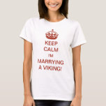 Vintag Behalt Calm Ich heirate ein Wiking! T-Shirt<br><div class="desc">Vintage Abbildung Englisch Keep Calm und Carry On Design geändert für die neue Braut zu sein! Behalt Ruhe,  ich heirate ein Wiking! Jede Braut sollte sich wie eine Prinzessin fühlen,  komplett mit einer königlichen Krone! Herzlichen Glückwunsch! Ein lustiger Weg,  um Freunden und Familie lassen,  dass Sie heiraten.</div>