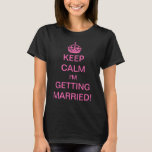 Vintag Behalt Ruhe, ich werde heiraten! T-Shirt<br><div class="desc">Vintage Abbildung Englisch Keep Calm und Carry On Design geändert für die neue Braut zu sein! Behalt mir,  ich werde heiraten! Jede Braut mit einer königlich rosa Krone sollte sich wie eine Prinzessin fühlen! Herzlichen Glückwunsch! Ein lustiger Weg,  um Freunden und Familie lassen,  dass Sie heiraten.</div>