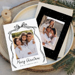 Vintag Black Bow Frohe Weihnachten 2 Foto<br><div class="desc">Feiern Sie die Urlaubssaison mit dieser bezaubernden Weihnachtskarte mit dem Foto Ihrer Familie, gerahmt von einem festlichen schwarzen Bogen und Band auf einem knusprigen weißen Hintergrund. "Frohe Weihnachten" ist elegant geschrieben in einem charmanten schwarzen handgeschriebenen Drehbuch, mit Platz, um Ihren Familiennamen unten zu personalisieren. Die Rückseite der Karte zeigt ein...</div>