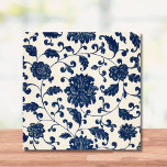 Vintag Blau   Weiß Chinoiserie Muster Blumenmuster Fliese<br><div class="desc">Diese hübsche,  blau-weiße (cremefarbene) Keramik-Kachel besticht durch eine Vintage Chinoiserie in asiatisch inspiriert botanische Struktur aus wirbelnden Blume,  Weinreben und Blätter. Eine elegante und originelle Touch für Ihre Küche,  Ihr Bad oder einen anderen gefliesten Raum. Auch macht ein tolles Trivet.</div>