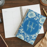 Vintag Blue William Morris Tapesty Monogram Planer<br><div class="desc">Dieses schlichte und dennoch elegante Design besticht durch ein elegantes William Morris inspiriertes Blumenmuster in französischer Blues und Creme. Behalt deinen Terminkalender und Termine mit Stil. Fügen Sie einen Namen hinzu,  um ihn zu personalisieren. Macht ein großartiges Weihnachts- oder Muttertagsgeschenk. Erstellt von der einfachen Farmhouse Press.</div>