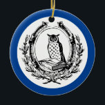 Vintag Book Buchzeichen Owl Blue Keramik Ornament<br><div class="desc">Vintages Schwarz-Weiß-Owl und Book Buchzeichen Grafikdesign. Großartiges Design für Leser jeden Alters. Ideal als Geschenk für einen Buchen Club Urlaub Geschenk Austausch oder Geburtstag. Geben Sie Ihren Lieblingsbuchliebhabern,  Bibliothekar,  Lehrer,  Schüler,  Buchklubmitglied einen. Die blaue Grenze schafft ein festliches Weihnachtsschmuck für Ihren Weihnachtsbaum.</div>