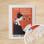 Vintag Boston Sunday Herald<br><div class="desc">The Boston Sunday Herald, Ladys wollte es am 24. Februar (1890-1920) | Diese Vintage Herald-Illustration von The Boston Sunday vom 24. Februar mit Kunstwerken von Ethel Reed präsentiert ein beeindruckendes Bild einer Frau in einem schwarzen Kleid, das elegant vor einem Hintergrund fett roter Pappchen gestellt wurde. Der Kontrast zwischen der...</div>