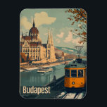 Vintag Budapest Magnet<br><div class="desc">Mit unserer Vintagen Postkarte gelangen Sie in die bezaubernde Stadt Budapest. Mit der berühmten Donau, die sich durch das Herz der Stadt schlängelt, und einer bezaubernden Straßenbahn, die durch die historischen Straßen fährt, fasziniert diese Postkarte die zeitlose Schönheit Budapests. Tauchen Sie ein in die Nostalgie vergangener Zeiten und bewundern Sie...</div>