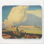 Vintag Cowboys, Open Range von Maynard Dixon Mousepad<br><div class="desc">Open Range (1942) von Maynard Dixon ist ein Vintages amerikanisches Kunstlandschaftsgemälde. Ein Cowboyrancher reitet sein Pferd auf den Ebenen des Südwestens. Er beherbergt seine Kühe, Bullen und Rinder auf der Prärie. Große weiße Wolken füllen den Himmel über den offenen Feldern und den Mesas. Über den Künstler: Maynard Dixon (1875-1946) war...</div>