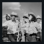 Vintag Cowgirl und Cowboy Fotografie Poster<br><div class="desc">Vintages Cowgirl und Cowboy Fotograf. Cowgirl trinken einen Soda-Pop während Sie Rodeo,  Montana Western Leben in den 30er Jahren. Fantastisches Schwarz-Weiß-Foto geeignet für Zuhause-Dekoration,  Restaurant,  Büro,  Mancave und Schlafzimmer.</div>