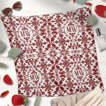Vintag Damask Monogramm Schal<br><div class="desc">Dieses elegante, bordeauxfarbene und weiße Muster zeichnet sich durch ein klassisches Damast-Design aus, mit verzierten Blumenmotiven und dekorativen Herzen, die ein personalisiertes Monogramm umgeben. Die symmetrisch Viktorianisch inspiriert Einrichtung schafft einen zeitlosen Look, der perfekt für Wohngestaltung-Kissen, Bettwäsche, Duschvorhänge und Set im Bad geeignet ist. Auch auffallend auf technischen Accessoires wie...</div>