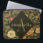Vintag Dark Floral William Morris Monogram Laptopschutzhülle<br><div class="desc">Dieses schlichte und dennoch elegante Design besticht durch ein dunkles, elegantes William Morris inspiriertes Blumenmuster in schlauem Grün, weichem Gold und Rost auf schwarzem Hintergrund. Behalt deinen Laptop mit Stil geschützt. Fügen Sie einen Namen hinzu, um ihn zu personalisieren. Macht ein großartiges Weihnachts- oder Muttertagsgeschenk. Erstellt von der einfachen Farmhouse...</div>