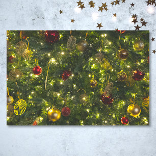 Vintag dekoriert Weihnachtsbaum Rotes Grün Gold Seidenpapier