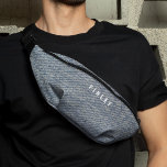 Vintag Denim Blue Jeans Look Bauchtasche<br><div class="desc">Ein einfaches,  stilvolles Design mit einem modernen minimalistischen Blocktypografie-Monogramm-Namen in Weiß auf Imitaten denim gedruckten Hintergrund. Der Name des Monogramms kann leicht personalisiert sein,  um ein Design so einzigartig wie Sie sind zu machen! Das perfekt persönliche Geschenk oder Accessoire für jeden Anlass!</div>