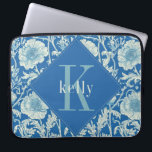 Vintag-Französisch-Blue William Morris Monogram Laptopschutzhülle<br><div class="desc">Dieses schlichte und dennoch elegante Design besticht durch ein elegantes William Morris inspiriertes Blumenmuster in einer Vielfalt von französischen Blautönen und Cremes. Schützen Sie Ihren Laptop oder Ihr Tablett stilvoll. Fügen Sie einen Namen hinzu, um ihn zu personalisieren. Macht ein großartiges Weihnachts- oder Muttertagsgeschenk. Erstellt von der einfachen Farmhouse Press....</div>