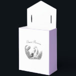 Vintag Garden Bird - einfarbige Blume Geschenkschachtel<br><div class="desc">Minimalistisch und dennoch reich an Details - diese monochrome Kollektion bringt Vintage Vögel und Gartenelemente in eine stille Harmonie. Ideal für klassische Innenräume,  Kunstliebhaber und elegante,  naturlich inspirierte Räume.</div>