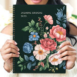 Vintag Garden Botanischer Individuelle Name Blumen Planer<br><div class="desc">Dieses exquisite Design zeigt eine üppige Anordnung Vintag inspiriert Blüten in Rosa, Blau, Creme und Korallen, Set vor einem tiefen grünen Hintergrund. Personalisiert mit einem individuelle Name und das Jahr 2025 bietet es zeitlose Eleganz und Eleganz. Ideal für Naturliebhaber, Gartenliebhaber oder alle, die in die klassische Blumenkunst gezeichnet sind. Eine...</div>
