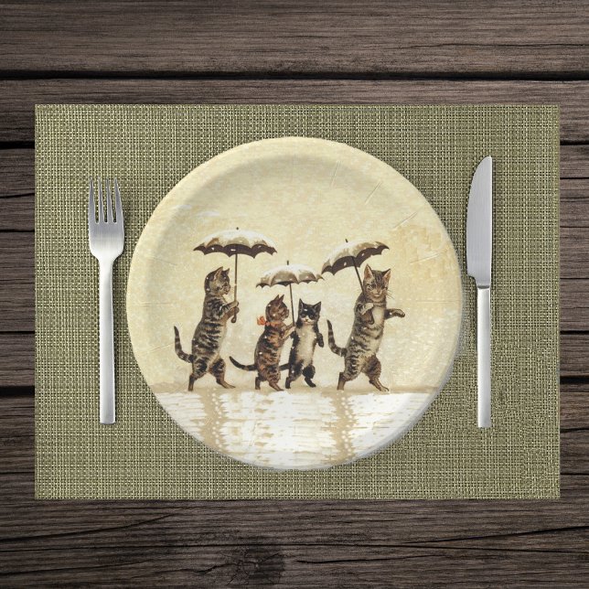 Vintag gestreifte Katzen Schnee Pappteller (Four brown cats walking upright with umbrellas in snow on yellow paper party plates.)