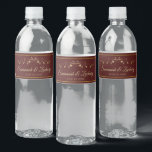 Vintag Gold Blüh Auburn Brown Wedding<br><div class="desc">Diese wunderschönen Wasserflaschen-Etiketten machen Ihre Hochzeitsfeier umso interessanter. Sie zeichnen sich durch ein schlichtes und elegantes Design aus, das mit goldenen Schriftzeichen auf einem bräunlichen oder schokoladenbraunen Hintergrund mit einer Vintagen goldenen filigranen Blumengrenze versehen ist. Es gibt Räume, um die Namen des Ehepaares und das Hochzeitstag einzutragen. Vollständig anpassbarer Text....</div>