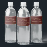 Vintag Gold Blüh Auburn Brown Wedding<br><div class="desc">Diese wunderschönen Wasserflaschen-Etiketten machen Ihre Hochzeitsfeier umso interessanter. Sie zeichnen sich durch ein schlichtes und elegantes Design aus, das mit goldenen Schriftzeichen auf einem bräunlichen oder schokoladenbraunen Hintergrund mit einer Vintagen goldenen filigranen Blumengrenze versehen ist. Es gibt Räume, um die Namen des Ehepaares und das Hochzeitstag einzutragen. Vollständig anpassbarer Text....</div>