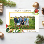 Vintag Gold Frohe Weihnachts-Botanicals-Foto Feiertagskarte<br><div class="desc">Verteile Weihnachtsjubeln mit dieser schönen Fotokarte. Farbenfrohe Poinsettien, Kiefernbäume, Kiefernfüße und ein goldenes Imitat umrahmen Ihr Foto auf der Vorderseite. Auf der Rückseite fügen Sie ein weiteres Foto und Ihre eigene Urlaubsnachricht, Namen und Jahr. Raffiniert, aber festlich und farbenfroh, ist Ihre Weihnachtskarte sicher, Freunde und Familie lächeln zu machen!! Bitte...</div>