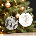 Vintag Gold Mr. und Mrs. Wedding Monogram Foto Ornament<br><div class="desc">Personalisieren Sie dieses frisch vermählte Sake-Ornament mit Ihrem Lieblingsportrait vom Hochzeitstag (Tipp: Foto zum Quadrat vor dem Hochladen). Das Foto ist von einem eleganten,  runden,  antiken Goldrahmen umgeben,  und auf der Rückseite kann ein Mr. und Mrs.</div>