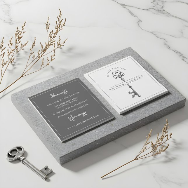 Vintag-graue Skeletttasten Quadratische Visitenkarte (Antique Vintage Grey Skeleton Key Square Business Card)