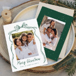 Vintag Green Bow Frohe Weihnachten 2 Foto<br><div class="desc">Feiern Sie die Urlaubssaison mit dieser bezaubernden Weihnachtskarte mit dem Foto Ihrer Familie, gerahmt von einem festlich grünen Bogen und Band auf einem knusprigen weißen Hintergrund. "Frohe Weihnachten" ist elegant geschrieben in einem bezaubernden grünen handgeschriebenen Drehbuch, mit Platz, um Ihren Familiennamen unten zu personalisieren. Die Rückseite der Karte zeigt ein...</div>