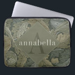 Vintag Green Foliage William Morris Monogram Laptopschutzhülle<br><div class="desc">Dieses schlichte und dennoch elegante Design besticht durch ein dunkles,  elegantes William Morris inspiriertes Blumenmuster in schlauen grünen Tönen. Behalt deinen Laptop mit Stil geschützt. Fügen Sie einen Namen hinzu,  um ihn zu personalisieren. Macht ein großartiges Weihnachts- oder Muttertagsgeschenk. Erstellt von der einfachen Farmhouse Press.</div>