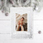 Vintag Happy Hanukkah Holiday Foto Foil Card Folien Feiertagskarte<br><div class="desc">Echte Folie Happy Hanukkah Banner mit illustrierten Zweigen Rahmen ein Portrait-Foto. Wählen Sie Ihre Folienfarbe: Gold,  Silber oder Rose Gold und Backerfarbe. Fügen Sie dem Rücken mehr Fotos hinzu oder schreiben Sie eine Nachricht.</div>