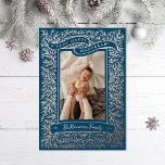 Vintag Happy Hanukkah Holiday Foto Foil Card Folien Feiertagskarte<br><div class="desc">Echte Folie Happy Hanukkah Banner mit illustrierten Zweigen Rahmen ein Portrait-Foto. Wählen Sie die Rahmenfarbe,  die svg-Ebene. Wählen Sie Ihre Folienfarbe: Gold,  Silber oder Rose Gold und Backerfarbe. Fügen Sie dem Rücken mehr Fotos hinzu oder schreiben Sie eine Nachricht.</div>