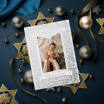 Vintag Happy Hanukkah Holiday Foto Foil Card Folien Feiertagskarte<br><div class="desc">Echte Folie Happy Hanukkah Banner mit illustrierten Zweigen Rahmen ein Portrait-Foto. Wählen Sie Ihre Folienfarbe: Gold,  Silber oder Rose Gold und Backerfarbe. Fügen Sie dem Rücken mehr Fotos hinzu oder schreiben Sie eine Nachricht.</div>