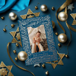 Vintag Happy Hanukkah Holiday Foto Foil Card Folien Feiertagskarte<br><div class="desc">Echte Folie Happy Hanukkah Banner mit illustrierten Zweigen Rahmen ein Portrait-Foto. Wählen Sie die Rahmenfarbe,  die svg-Ebene. Wählen Sie Ihre Folienfarbe: Gold,  Silber oder Rose Gold und Backerfarbe. Fügen Sie dem Rücken mehr Fotos hinzu oder schreiben Sie eine Nachricht.</div>