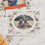 Vintag Holly Berries Oval Foto | Farbenfrohe Helle Feiertagskarte<br><div class="desc">Diese elegante und skurrile Urlaubskarte mit unserem handgezeichneten Winterfolien umrahmt Ihr Foto mit elegantem geschwungenen Muster. Die Rückseite weist ein passendes Muster mit einem Foto und einen Ort für mehr Text auf.</div>