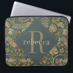 Vintag Hydrangea William Morris Monogram Laptopschutzhülle<br><div class="desc">Dieses schlichte und dennoch elegante Design besticht durch ein elegantes, von William Morris inspiriertes Muster in Salbei, Stahlblau grau, sowie Bräune und Sahne Hydrangea. Schützen Sie Ihren Laptop oder Ihr Tablett im Auge. Fügen Sie einen Namen hinzu, um ihn zu personalisieren. Macht ein großartiges Weihnachts- oder Muttertagsgeschenk. Erstellt von der...</div>