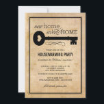 Vintag Key New Zuhause Sweet Zuhause Housewarming Einladung<br><div class="desc">Eine stilvolle bewegende Ankündigung und Party Einladung mit Vintagem Charme mit einem "neuen Zuhause-Sweet-Zuhause"-Titel mit antikem Schlüssel mit Herzakzent,  geblüht Scroll,  individuellem Einladungstext,  gestreiftem Rahmen und grafischem Tastenmuster,  Herz und Schlösser auf der Rückseite. Schwarzer Text auf einem Hintergrund mit einem neutralen,  bräunlichen und texturierten Pergament-Papier.</div>