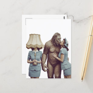 Vintag Lady Kissing Sasquatch Postkarte