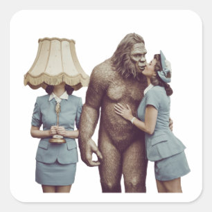 Vintag Lady Kissing Sasquatch Quadratischer Aufkleber