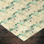 Vintag Look Green Dragonfly und Blume auf Tan Seidenpapier<br><div class="desc">Das Gewebe-Papier-Design zeichnet sich durch ein wiederholt gefliestes Muster von schönen grünen Libellen und weißen Blume aus. Das Muster ist Set gegen ein goldgealtertes Papier mit Goldskripttypografie,  für ein Retro-Vintages Aussehen.</div>