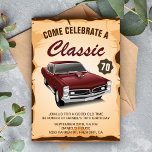 Vintag Maroon Red Car Classic Einladung zum Geburt<br><div class="desc">Die Vintage Geburtstagsfeier lädt Sie mit einem wunderschönen Vintage-Auto und Retro-Typografie vor Pergament-Hintergrund ein. Fügen Sie einfach Ihre Veranstaltungsdetails zu dieser einfach zu bedienenden Vorlage hinzu,  um sie zu einer einmaligen Einladung zu machen. Dreh die Karte um eine rustikale Holzstruktur auf der Kartenrückseite zu zeigen.</div>