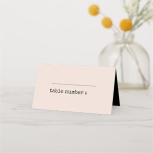 Vintag-minimalistische Schreibmaschinenhochzeit Platzkarte