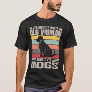 Vintag nie eine alte Frau unterschätzen, die Liebe T-Shirt