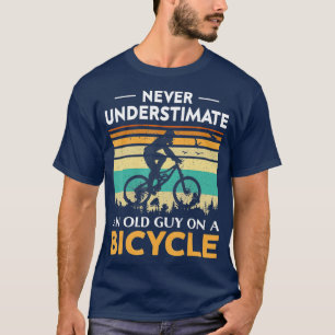 Vintag nie einen alten Typ auf einem Fahrrad unter T-Shirt