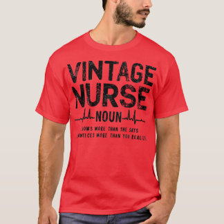 VINTAG NURSE weiß mehr als sie sagt und bemerkt T-Shirt