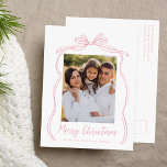 Vintag Pink Bow Frohe Weihnachten Foto<br><div class="desc">Feiern Sie die Urlaubssaison mit dieser bezaubernden Weihnachtspostkarte mit dem Foto Ihrer Familie, gerahmt von einem festlich rosa Bogen und Band auf einem knusprigen weißen Hintergrund. "Frohe Weihnachten" ist elegant geschrieben in einem charmanten rosa handgeschriebenen Drehbuch, mit Raum, um Ihren Familiennamen unten zu personalisieren. Auf der Rückseite der Postkarte wird...</div>
