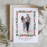 Vintag Poinsettias Pine Needles Foto Feiertagskarte<br><div class="desc">Frohe Weihnachten! Senden Sie Ihre Urlaubswünsche und Grüße an Familie und Freunde mit dieser anpassbaren Blumenfotokarte. Es verfügt über einen Aquarellrahmen aus Pineconen,  Kiefernnadeln,  Hollies,  Beeren und Poinsettia. Personalisieren Sie diese durch Hinzufügen von Namen,  Nachrichten und einem vertikalen Foto. Diese Vintage Weihnachtskarte ist auch in anderen Kartons erhältlich.</div>