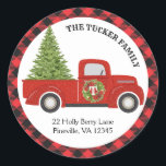 Vintag Red Christmas Truck Buffalo Karierte Adress Runder Aufkleber<br><div class="desc">Dieses rustikale Retourenschild zeigt unseren Vintag inspirierten roten LKW, der einen Weihnachtsbaum mit Büffel kariert trägt! Klicken Sie auf die Schaltfläche Anpassen, um mehr Flexibilität beim Hinzufügen/Ändern des Textes und/oder der Grafik zu erhalten! Variationen dieses Designs sowie der Koordinationsprodukte sind in unserem Shop, zazzle.com/store/doodlelulu, erhältlich. Kontaktieren Sie uns, wenn Sie...</div>