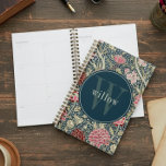 Vintag Red Pink Floral William Morris Monogram Planer<br><div class="desc">Dieses schlichte und dennoch elegante Design besticht durch ein elegantes, von William Morris inspiriertes Blumenmuster in Rosa, Creme und Rot auf marinebasischem Hintergrund. Behalt deinen Terminkalender und Termine mit Stil. Fügen Sie einen Namen hinzu, um ihn zu personalisieren. Macht ein großartiges Weihnachts- oder Muttertagsgeschenk. Erstellt von der einfachen Farmhouse Press....</div>