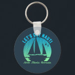 Vintag Retro Bermuda Segeln Lass uns Nauti holen Schlüsselanhänger<br><div class="desc">Vintages und Retro-Ozean-Reisedesign für diejenigen, die Liebe zu segeln und das Meer auf einem Segelboot zu erkunden. Coole und phantastische Ware für Segler, Fischer, Schiffskapitän oder Bootsführer. Ideal für Segelsportler und Freizeitsportler. Tragen Sie sich auf Ihrem nächsten Segelurlaub oder Urlaub am Strand. Einfaches Design des Segelschiffs auf dem Ozean mit...</div>